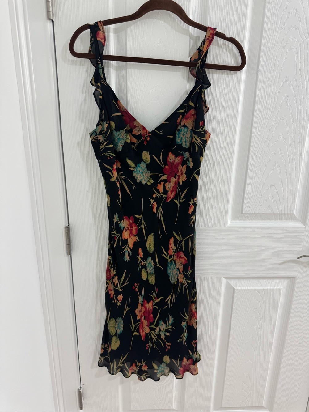 Women’s floral/ruffled lightweight dress. Size 6 By MUSE never worn.